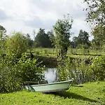 Les Aires En Scenes Au Bord De L'eau Bed & Breakfast 4*