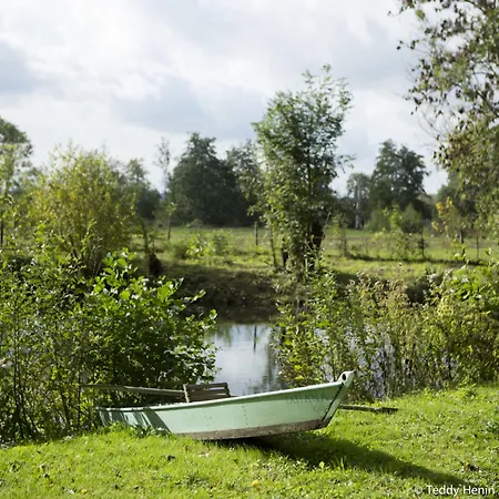 Les Aires En Scenes Au Bord De L'eau Bed & Breakfast 3*