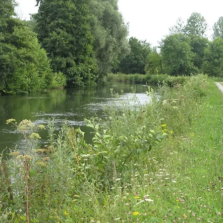 Les Aires En Scenes Au Bord De L'eau Épagne-Épagnette