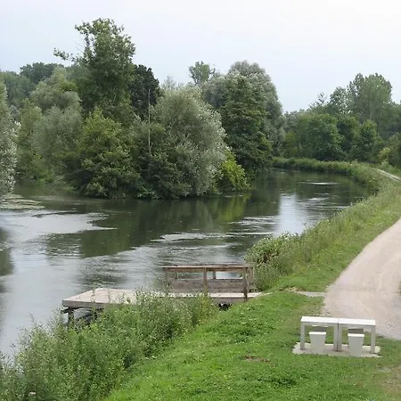 Bed & Breakfast Les Aires En Scenes Au Bord De L'eau 3*