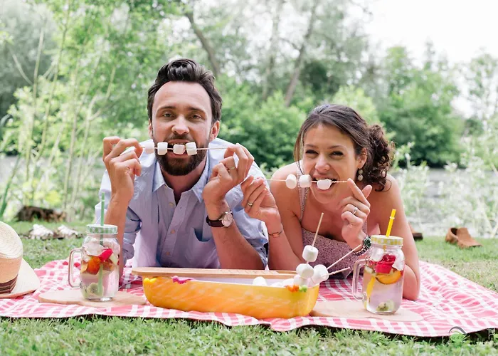 Les Aires En Scenes Au Bord De L'eau